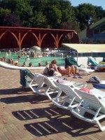 Venku se můžete uložit do lehátek nebo do vody