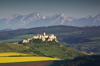 nas-spissky-hrad-a-nase-tatry.jpg