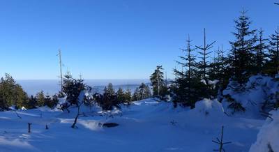 V údolí je vidět peřina smogu