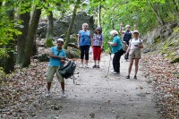 Stoupání k Mělnické vyhlídce končí, na opozdilce se čeká a je sborově povzbuzován.