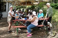 Konečně na vrcholu. Odkládáme vlastní svačiny a nakukujeme, co že nám to Ála napekla