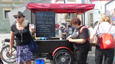 Bolku máš nějakou květinu, že by jsi mi ji daroval a tím dobrý skutek udělal?