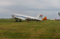 LI-2 v barvách maď. Malévu na zemi