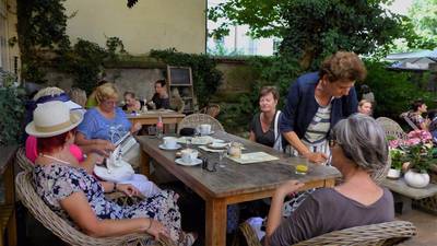 Dopito a zvedáme se.