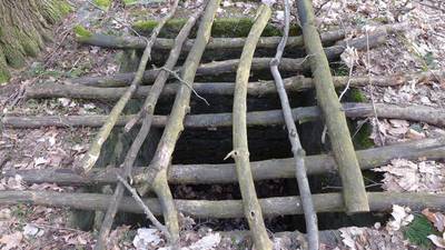 Kněží studna je alespoň zakrytá