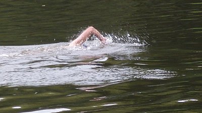 Plavání ve studené Berounce jednoho odvážlivce