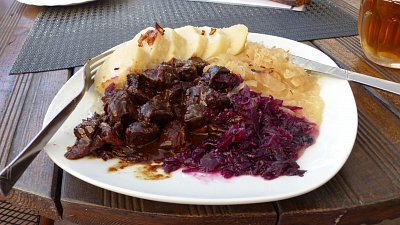 S Vlastou jsme si pod hradem daly kančí maso se zelím a bramborovými knedlíky. Bylo to vynikající, moc jsme si pochutnaly