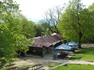 Stánky pod bazilikou z druhé strany
