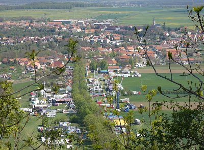Dole bude pouťová vřava a hlahol
