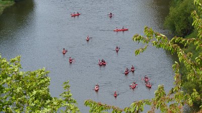 Vodáci na Berounce - pohled z vyhlídky na Tetíně