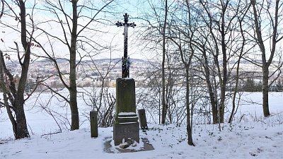 Kříž na kraji lesa