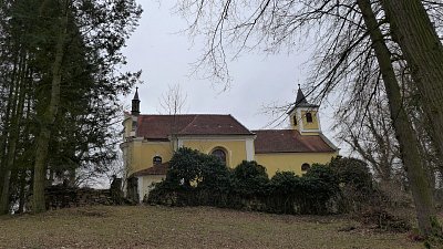 Kostel se starým hřbitovem