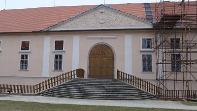 Vstup do zámku z parku