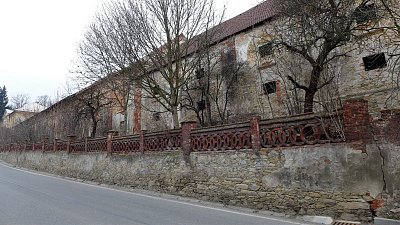 Zámecký dvůr  pustne