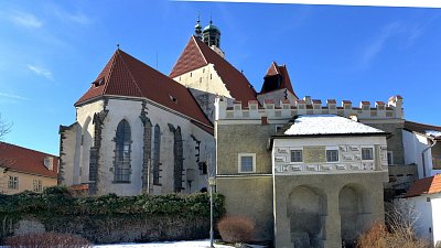 Výstupek/rizalit/ domu na pilířích s arkádami