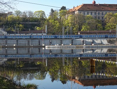 p1490986-vlak-v-labi.jpg