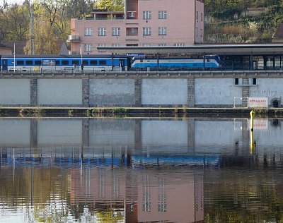 p1500014-nadrazi-a-vlak.jpg