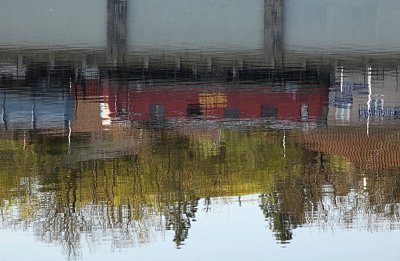 p1500031-cervena-lokomotiva-v-labi.jpg