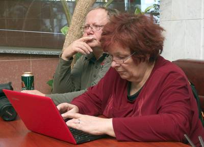 HELO, NEPOMLOUVEJ NÁS!