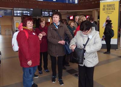 "Já budu asi hlady." "Halóó, dejte nám také nějaký rohlík!"