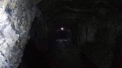 chodba vede k okénku, které je vidět venku a je vstupem pro netopýry