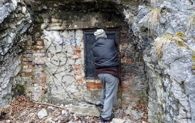 průvodce zavřel dvířka