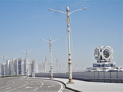 Liduprázdné ulice nového Ašgabatu a Svatební salón