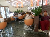 Kavárna, kde část dne obsluhovali zdravotně postižení