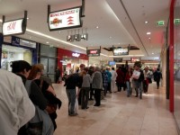 Zájemci trpělivě čekají