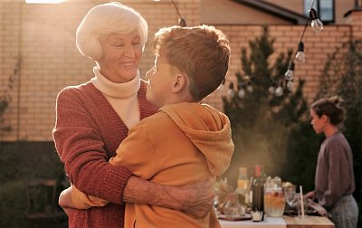 Tebe mám ráda, tebe ne - zlobíš! Proč babičky upřednostňují jedno vnouče?
