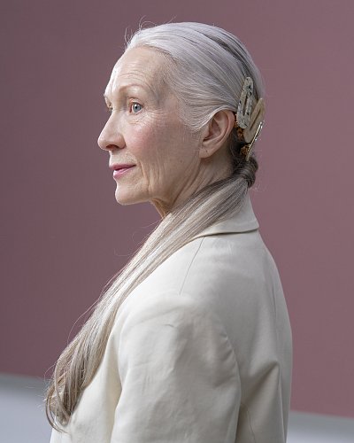 Šedé vlasy jsou v módě