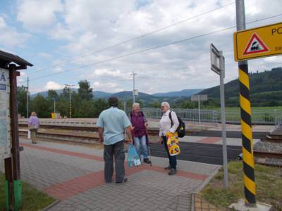 A stále s úsměvem.