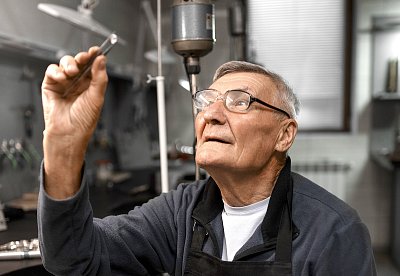 Pracující senioři si měsíčně polepšili o více než 2 500 korun, a to díky slevě na pojistném