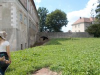 v pozadí kamenný most se zazděným obloukem