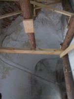 Vzpěry pod prodajícím stropem