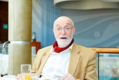 Jak holohlavý manžel civěl žebračce do výstřihu