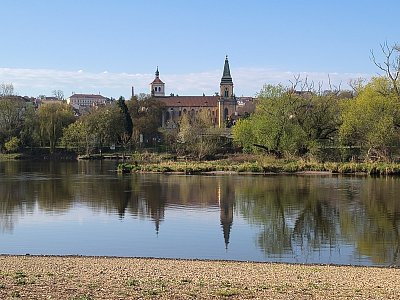 roudnice-kostel-a-zvonice-zrcadleni-v-labi.jpg