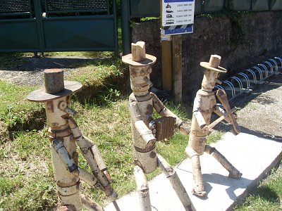 Muzikanti nás vítají k hradu Strečno