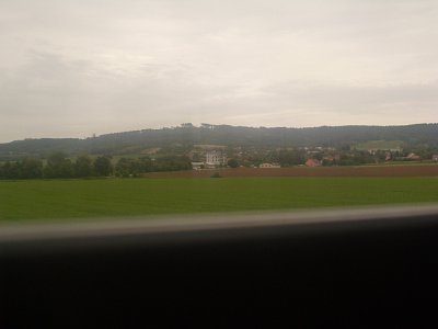 Kolem vláčku je rozmanitá krajina