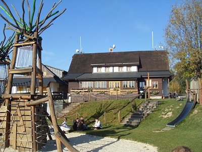 Na hřišti pod hotelem Čarták jsou děti na týdenním ozdravném pobytu