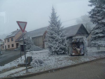 Při průjezdu vesničkou jako dlaň jsem uviděla tento malý, ale skvostný betlémek