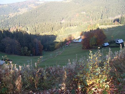 Pohled do okolí i s tamní sjezdovkou