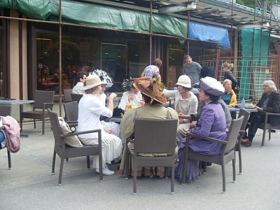 Dámy v dobových kostýmech