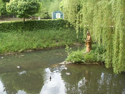 Vodník hlídá kačenky ?