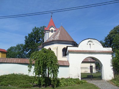 Je zde zajímavý kostelík i udržovaný hřbitov