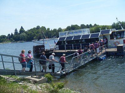 Na přísavišti Leskovec nastupujeme na elektroloď Harta