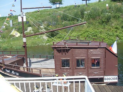 Je zde i loď Santa Maria pro 10 osob - reprika dřevěné plachetnice