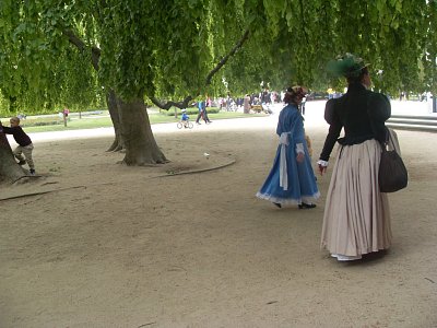 Zajímavé dobové oblečení i hravé děti ?