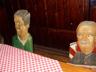 Rejvíz - v restauraci jsou zajímavé vyřezávané židle