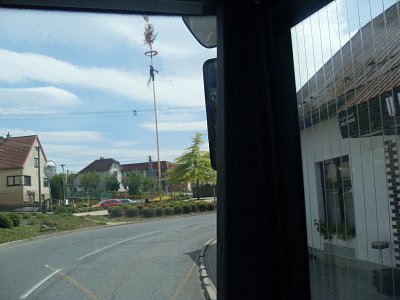 Už fotím z autobusu - v každé vesničce okresu Zlín mají nazdobené májky